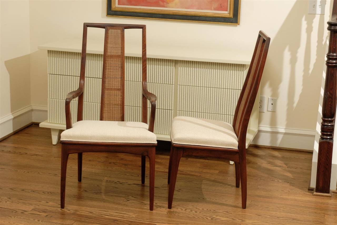 Elegante set di sei sedie da pranzo in noce e canna di John Stuarts in vendita 3
