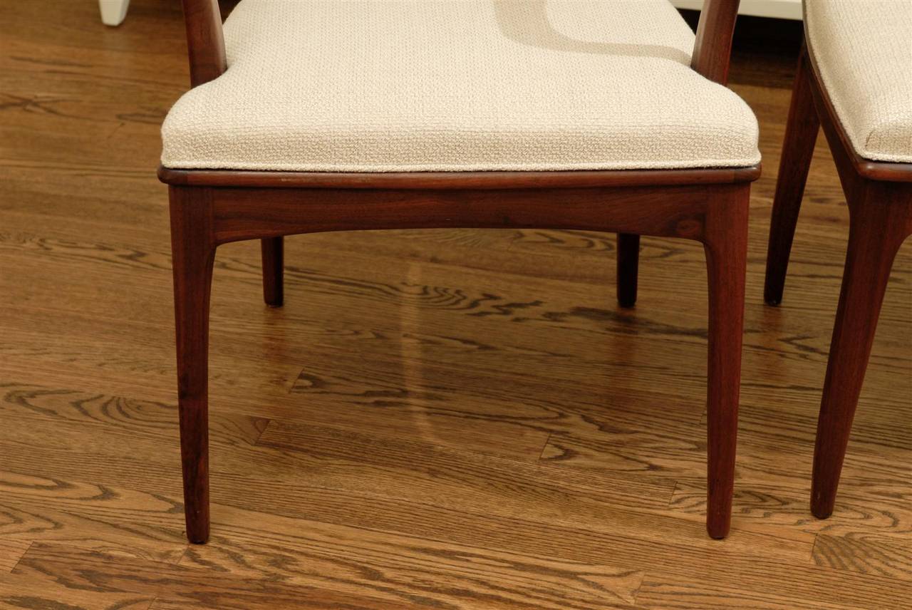 Elegante set di sei sedie da pranzo in noce e canna di John Stuarts in vendita 1
