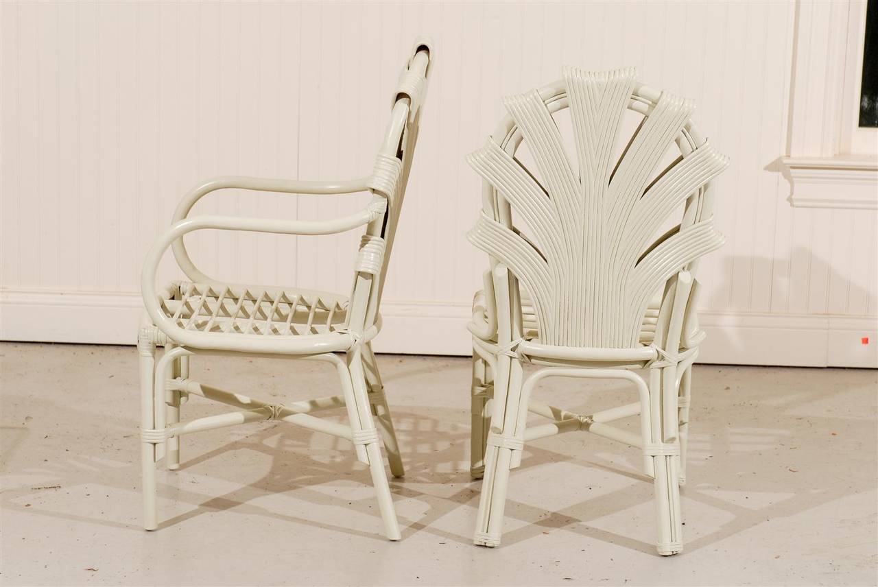 Exceptionnel ensemble de six chaises de salle à manger vintage en rotin laqué crème en vente 3