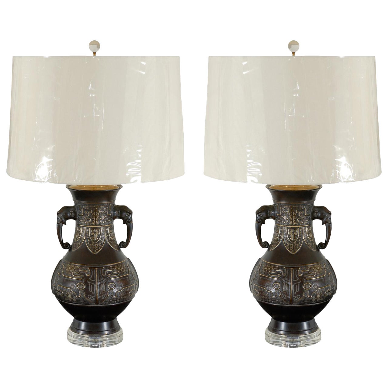 Exceptionnelle paire de lampes en forme d'urne moulée avec détails en forme de tête d'éléphant en vente