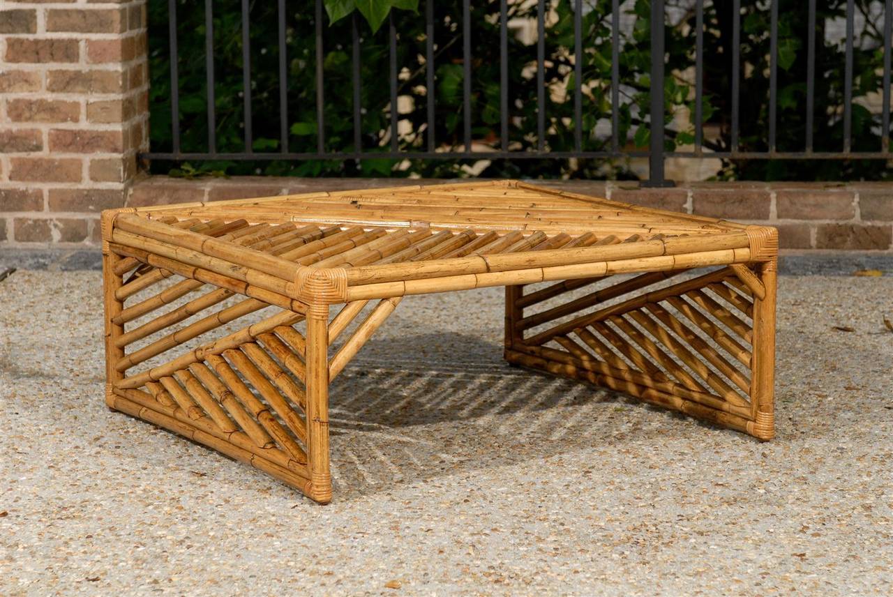 Une fabuleuse table basse vintage en bambou, circa 1970. Une pièce fine, réalisée par des experts, avec une chaleur et une patine merveilleuses. Un point focal dynamique pour n'importe quelle pièce. Excellent état de restauration, la table a été