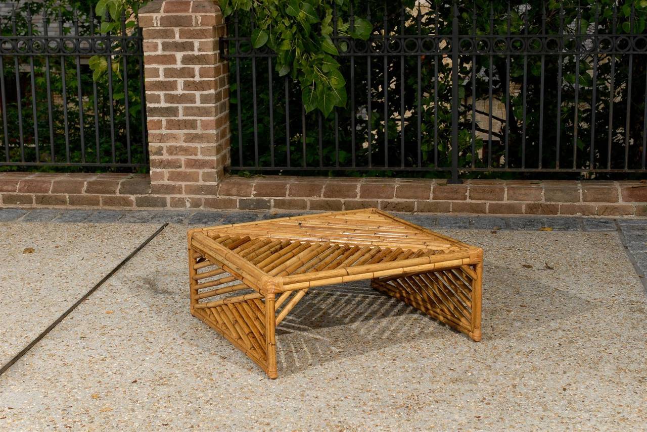 Mid-Century Modern Remarquable table basse moderne de style Chippendale en bambou en vente
