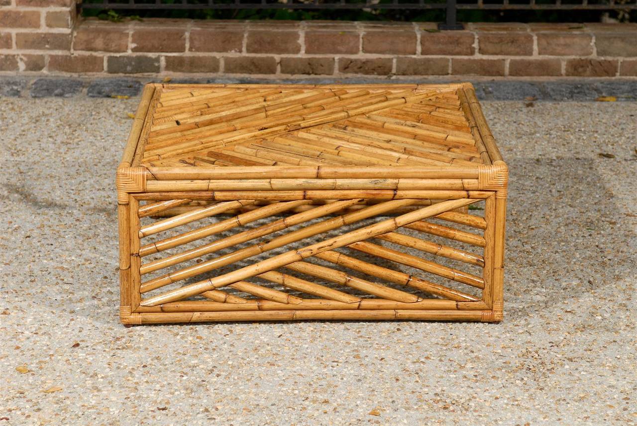 Fin du 20e siècle Remarquable table basse moderne de style Chippendale en bambou en vente