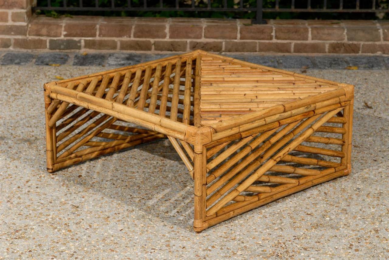 Inconnu Remarquable table basse moderne de style Chippendale en bambou en vente