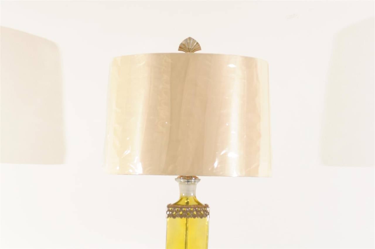 Verre brun Paire de lampes vintage en verre soufflé avec détails en étain en vente