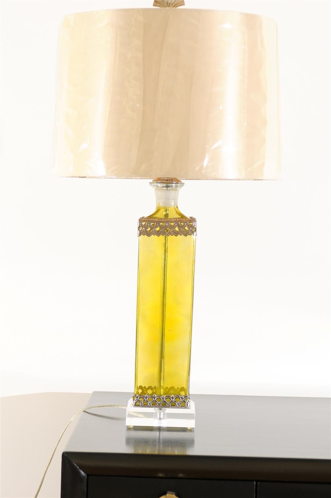 Inconnu Paire de lampes vintage en verre soufflé avec détails en étain en vente