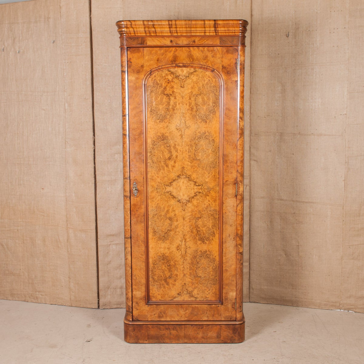 Very fine, antique French Louis Philippe period bonnetiere. Long, arched door panel in walnut with book-matched front allowing for the uninterrupted enjoyment of the beauty of its wood grain. A stunning cabinet that would work beautifully in a