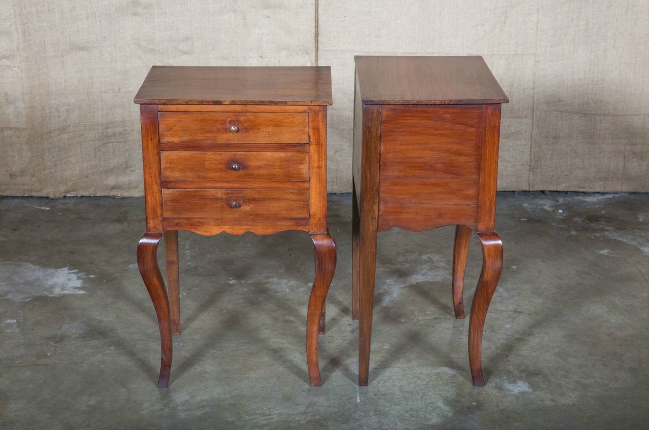 Pair of Cherrywood French Provincial Louis XV Style Side Tables In Excellent Condition In Birmingham, AL