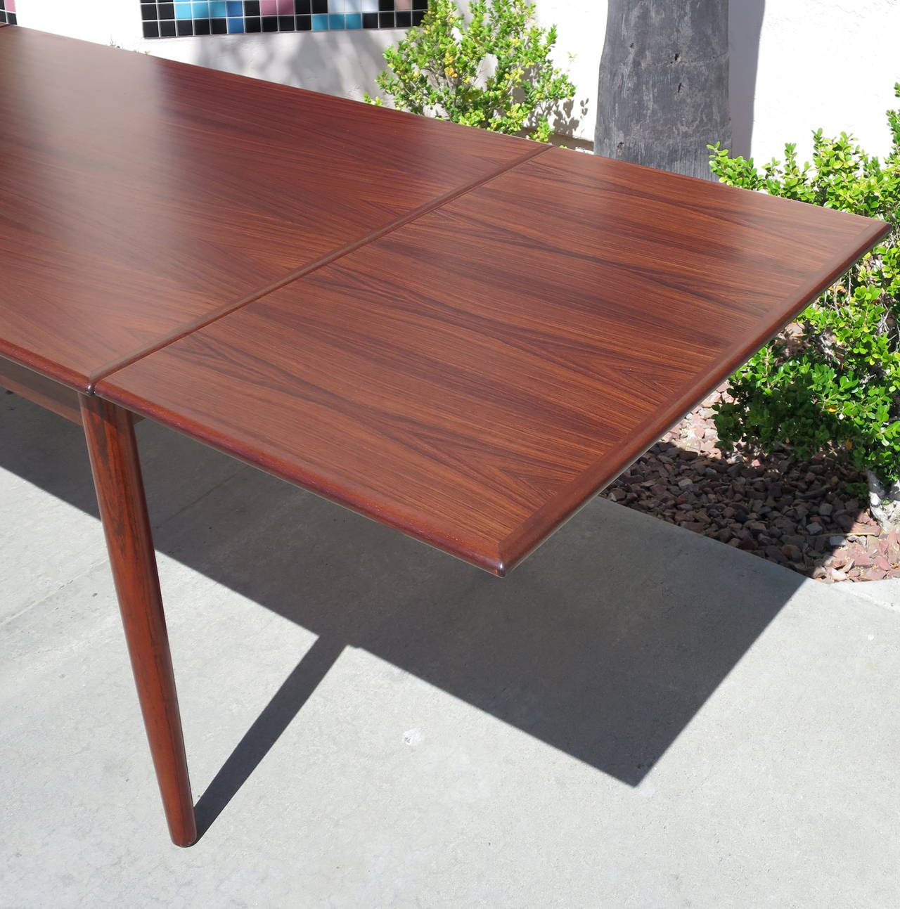 Danish Modern Rosewood Draw-Leaf Dining Table In Excellent Condition In San Diego, CA