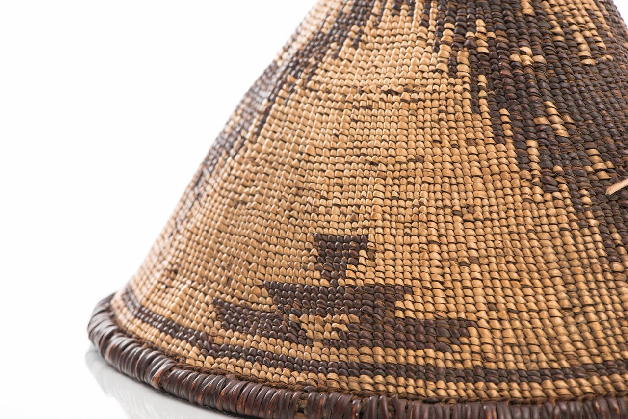 California native American burden basket.

Region or tribe: Northern California, Achumawi (Pit River Indian) or Astugewi (hat Creek Indian),

circa second half of the 19th century.

Material: Hazel shoot warps and connifer root wefts,