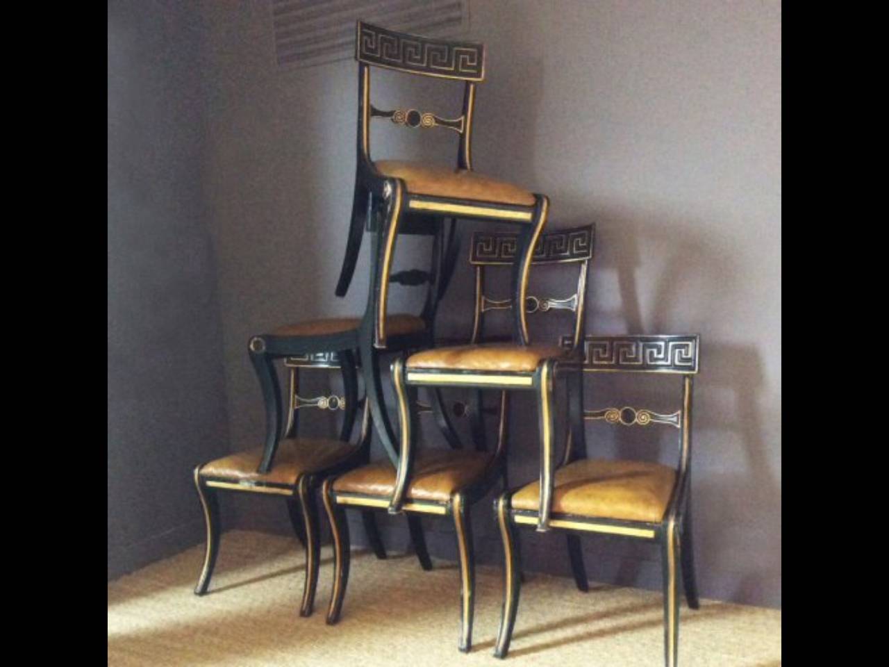 Suite of 6 chairs Regency era say 'Klismos' black lacquered wooden pulling on the Green, and chassis.
Regency: 1815-1824 this superb set of six chairs to Etruscan will make the happiness of a decorator or a lover of the Neo Classic, the apron in a