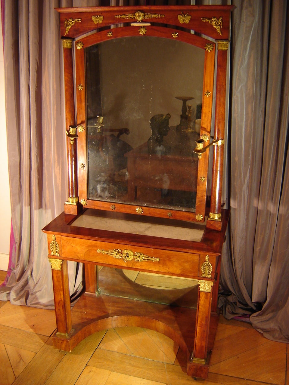 Exceptional mahogany and mahogany veneer dressing table attributed to Jacob Desmalter (1770-1841) with chiseled and gilded ornaments (original mercury gilt) attributed to Pierre-Philippe Thomire (1741-1843), early 19th century. Empire period. White