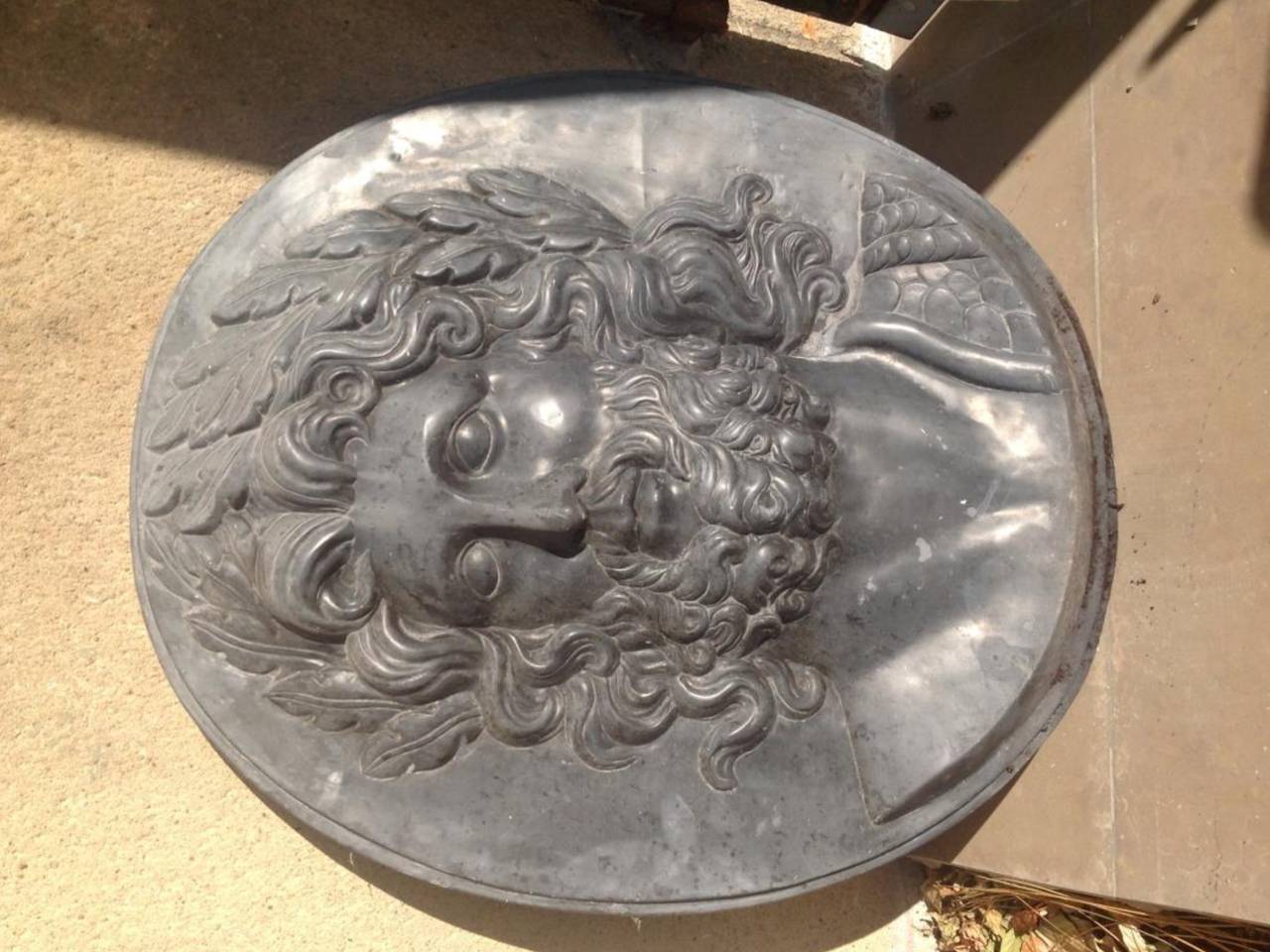 20th Century Empire style medallion representing Zeus. Beautiful medallion depicting the god of Olympus. Black marble dust and mold and compress crushed. Vintage twentieth century. It will decorate a Greek mythology lover interior!!!!!!! Plan to wax