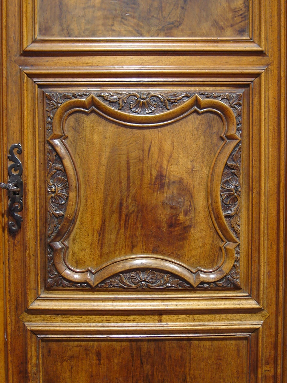 Louis XIV Walnut Lyon Cabinet In Good Condition For Sale In Antibes, FR