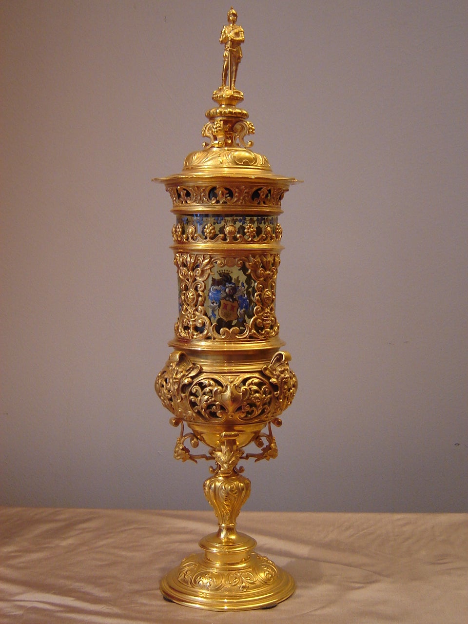 Exceptional pair of engraved and gilded bronze and painted glass lanterns, from Germanic countries and from the 19th century, composed of two parts, one including gilt bronze base, the container and the cap, and the other adopting the form of a
