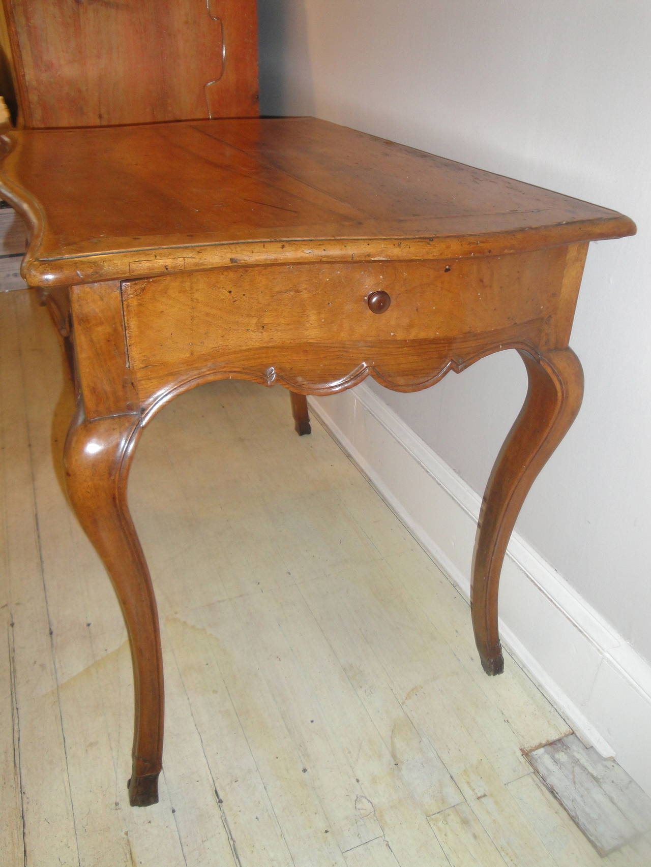 18th Century Louis XV Table Milieu In Excellent Condition In Washington, DC