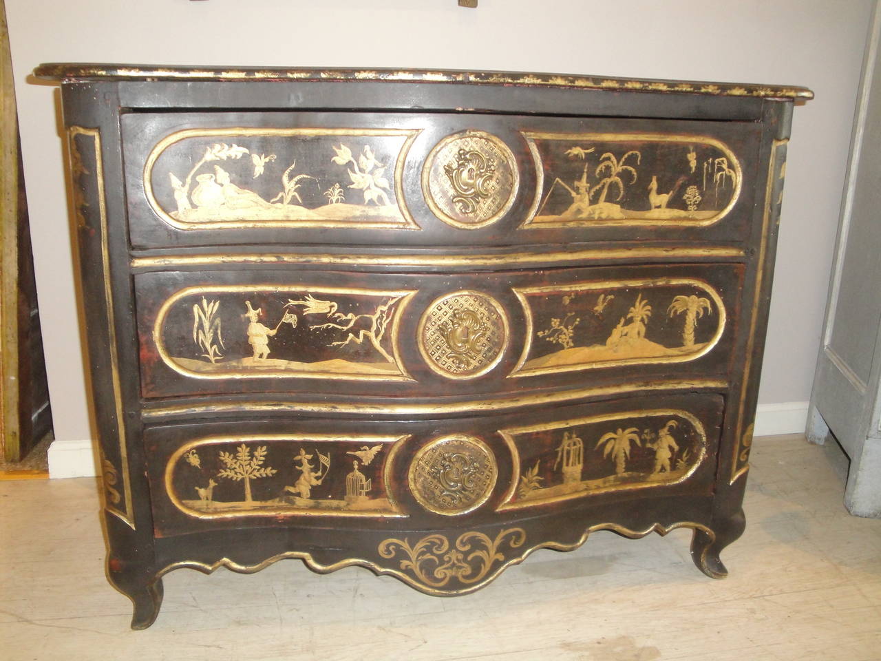 18th century Louis XV chinoiserie decorated commode.