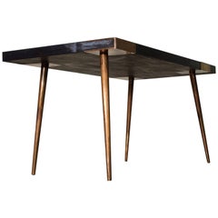 Table de salle à manger contemporaine Indigo en acier cuivré, laiton patiné, placage en bois