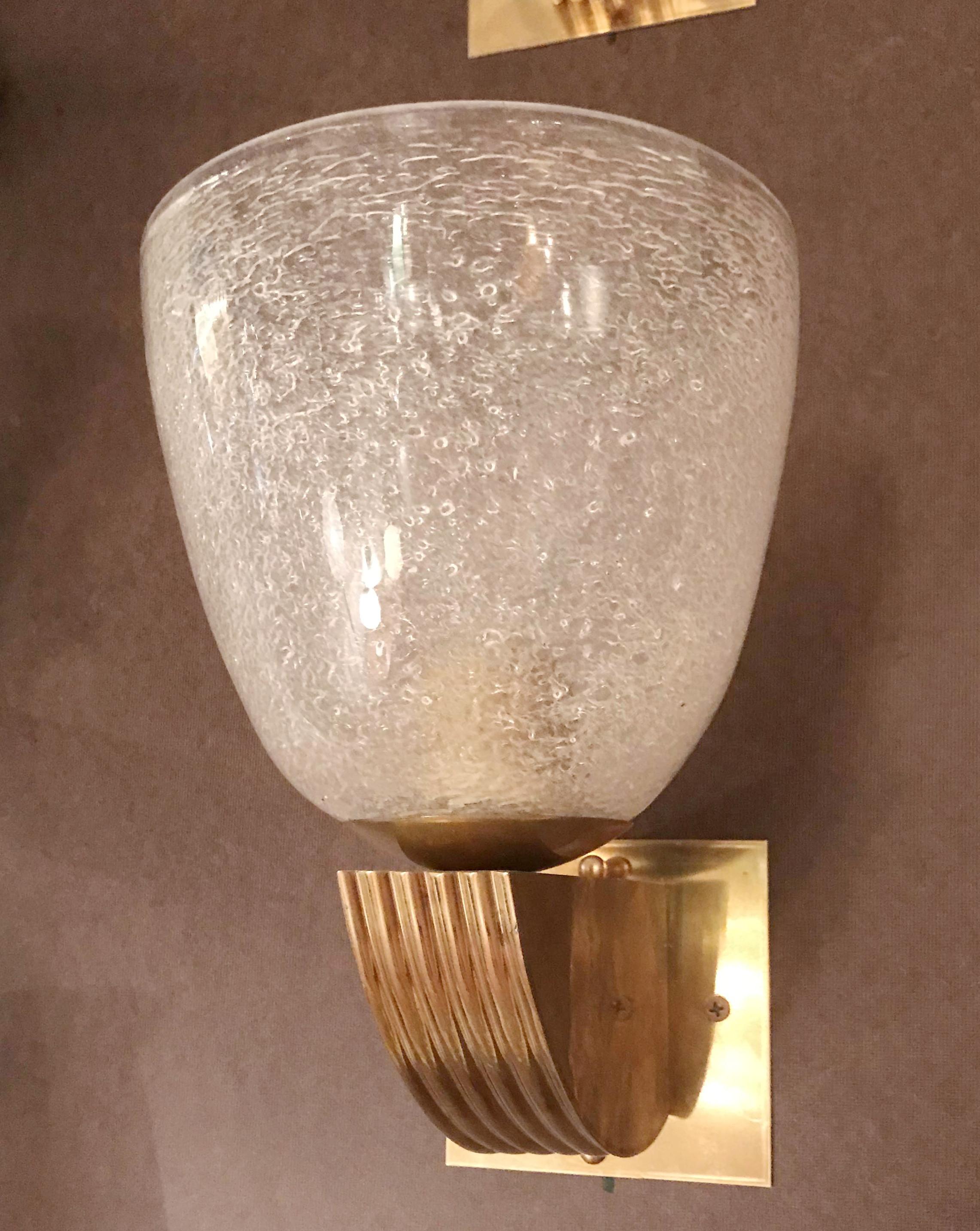 One of a kind Italian Art Deco style wall light with vintage clear textured Murano glass, circa 1960s, mounted on newly made brass frame / Designed by Fabio Bergomi for Fabio Ltd / Made in Italy
1 light / E26 or E27 type / max 60W
Height: 10.5