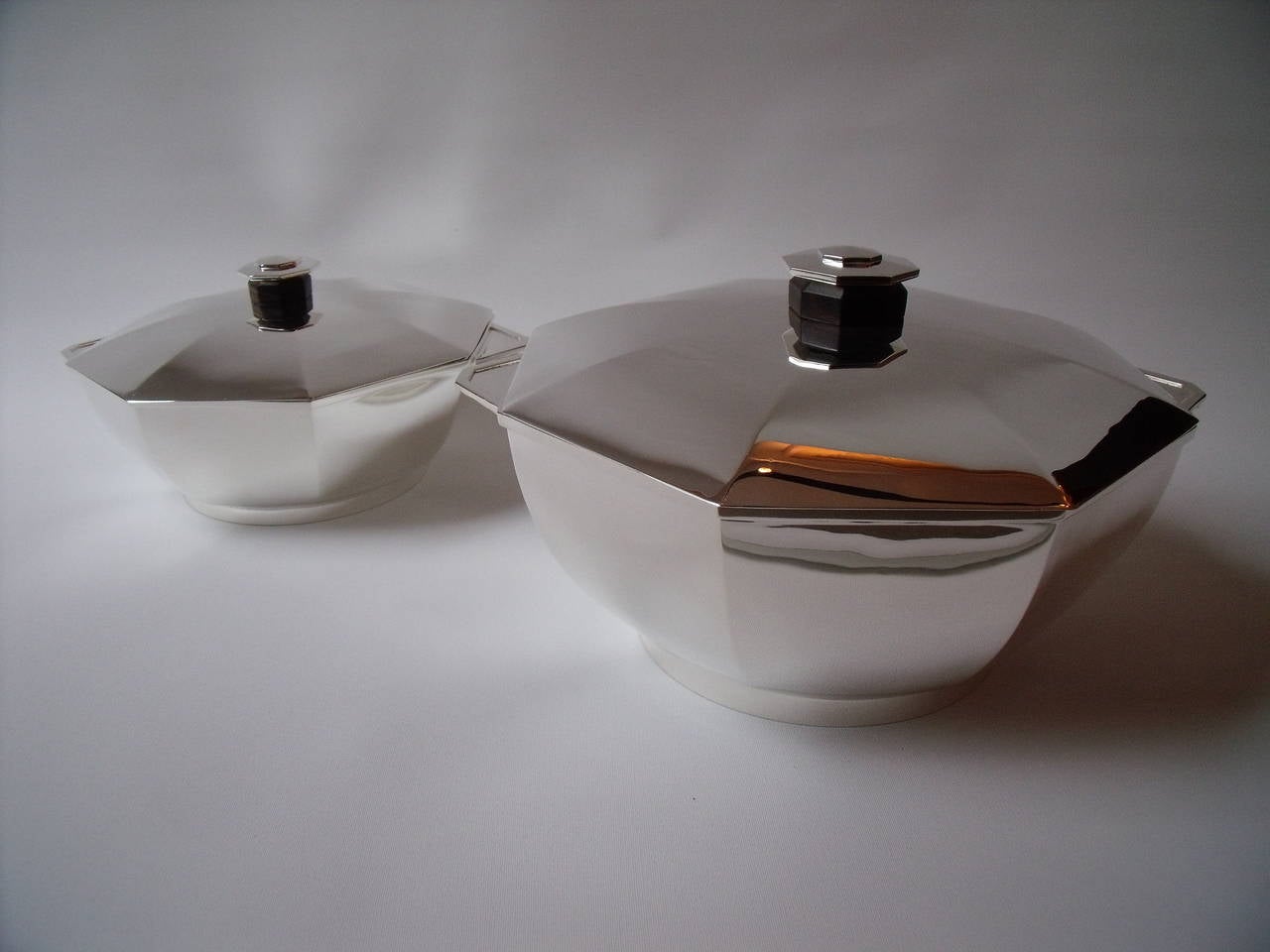 Delheid Frères (1828-1980).

This beautiful and modernistic set consisting of two tureens (vegetable and/or soup), sauce boat and two serving dishes.

Silver 800/1000.

Brussels 1925, Art Deco.

- Soup tureen : H : 14 cm – 29 cm x 24,5 cm W