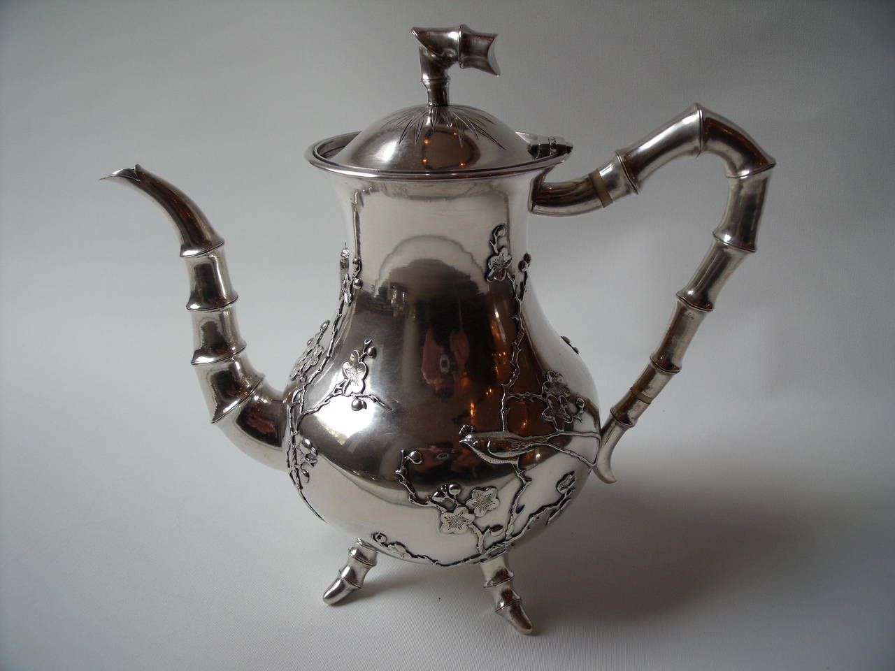 Japanese Art Nouveau Style Silver Tea and Coffee Set Floral Decorated with Birds In Good Condition For Sale In Brussels, BE
