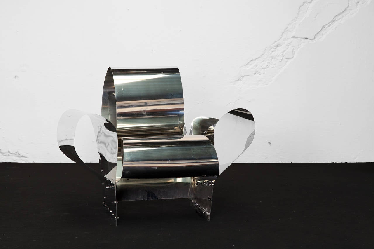 In his seemingly sculptural furniture, Ron Arad favors materials and objects from areas outside the domain of traditional furniture production. Since the mid-1980s his London studio has increasingly produced individual pieces made of sheet steel,