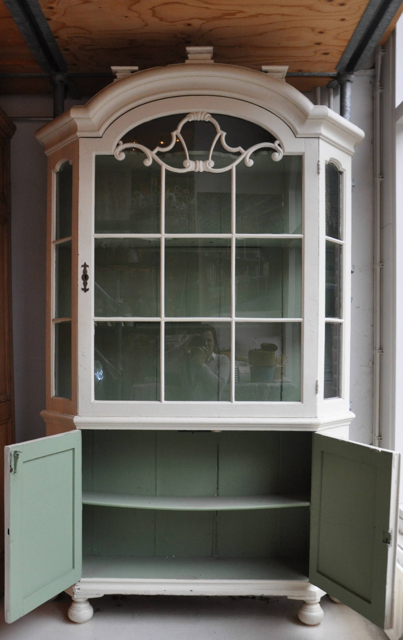 Dutch 18th Century Display Cabinet in White Paint In Excellent Condition For Sale In den Haag, NL