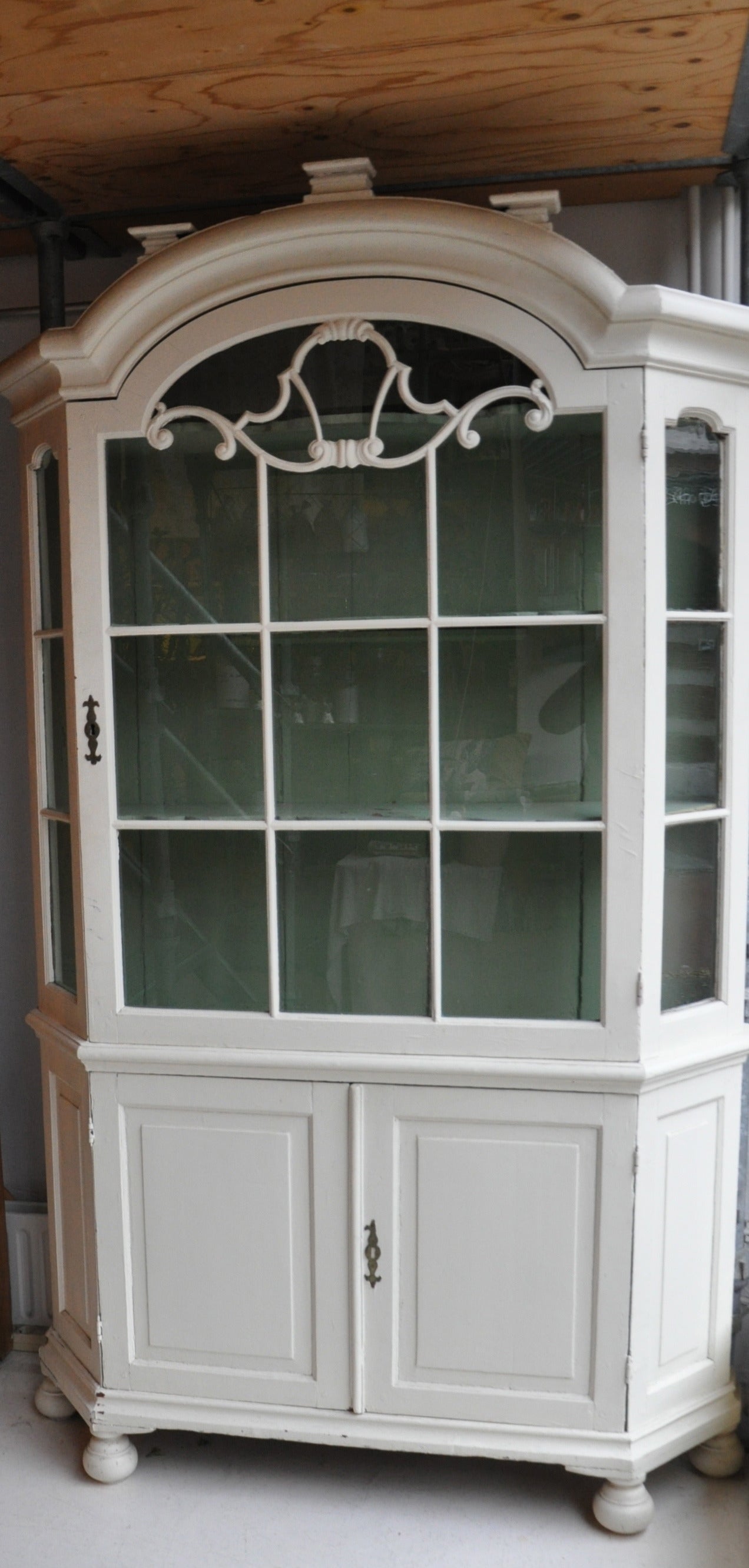 Dutch 18th Century Display Cabinet in White Paint For Sale 2