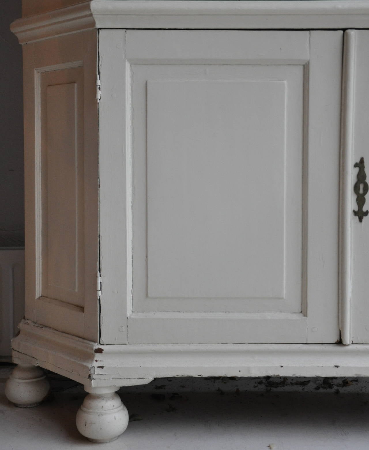Dutch 18th Century Display Cabinet in White Paint For Sale 3