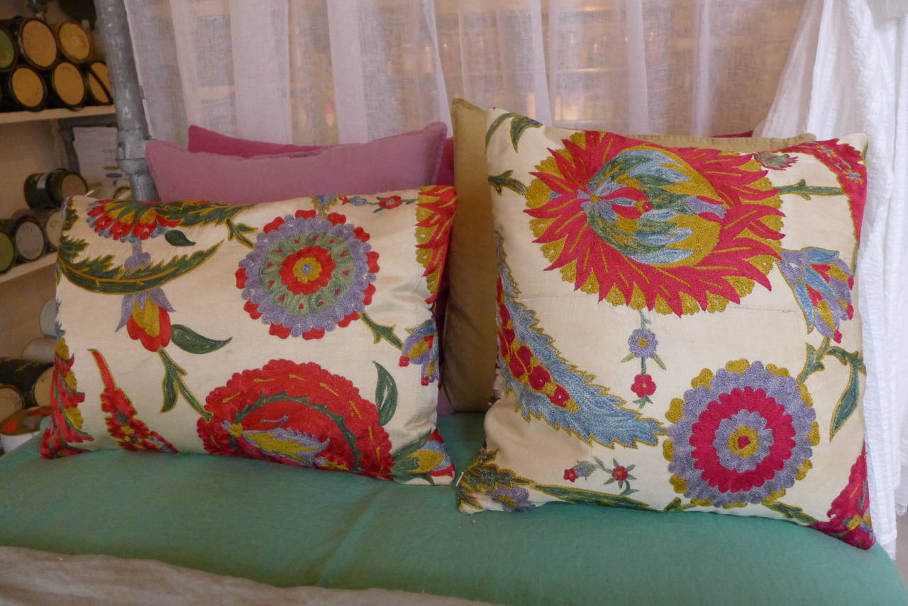 Suzani Pillow Cover In Excellent Condition For Sale In den Haag, NL