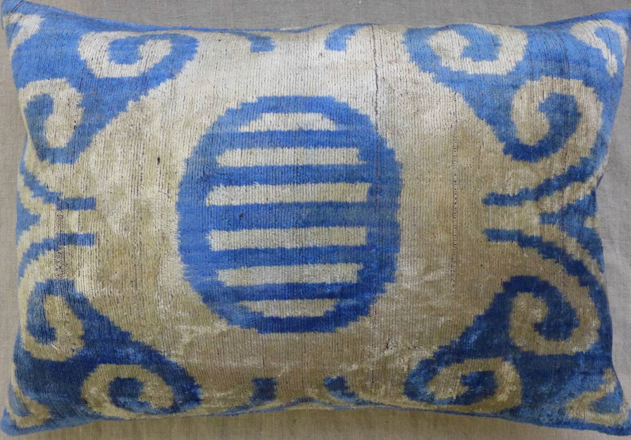 A new Turkish silk velvet pillow  cover ,handwoven in a traditional technique on antique looms.The backing is in a natural cotton with an invisible zipper.
The filling in feather and down 85/15 is optional.