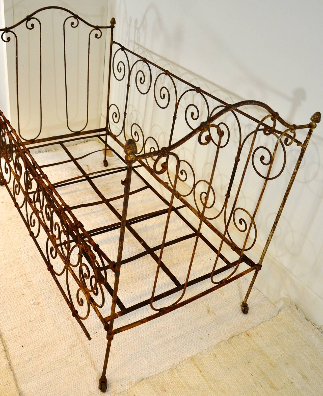 18th Century French Baby Bed with Sky For Sale 2