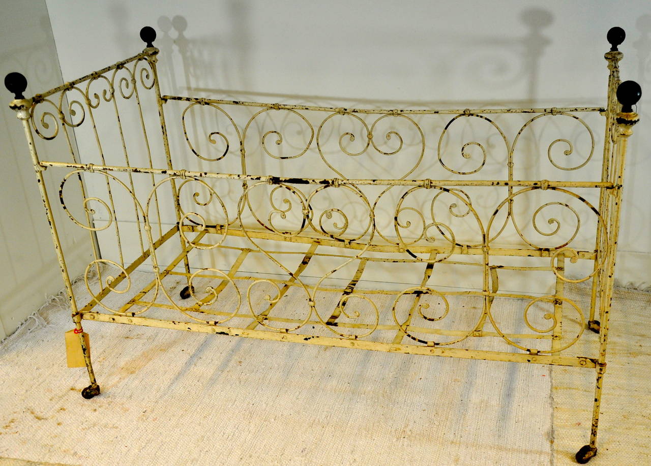 18th Century French Wrought Iron Baby Bed with Sky In Good Condition For Sale In den Haag, NL