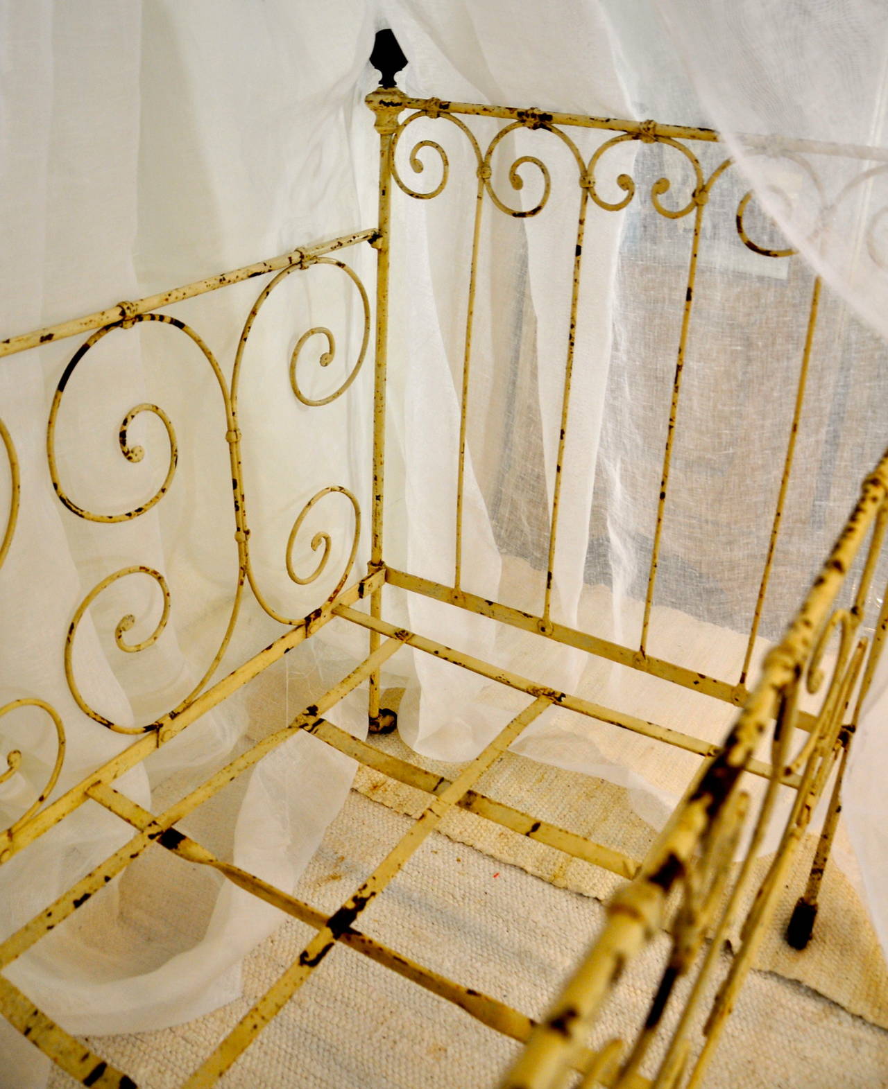 An 18th century wrought iron and folding baby bed with scrolling design and raised on castors.
The sky is suspended on a beautiful curved hook which is easily to remove when baby's are growing older.