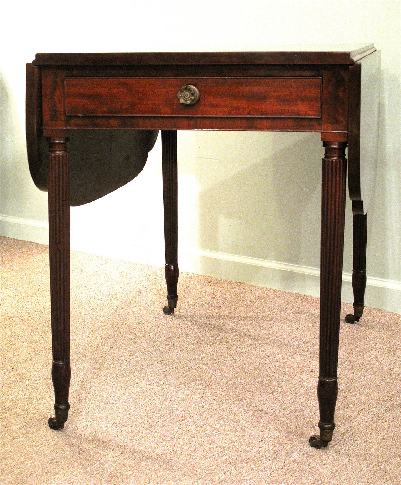 New York Federal Pembroke Table, Early 19th Century In Good Condition In Charlottesville, VA