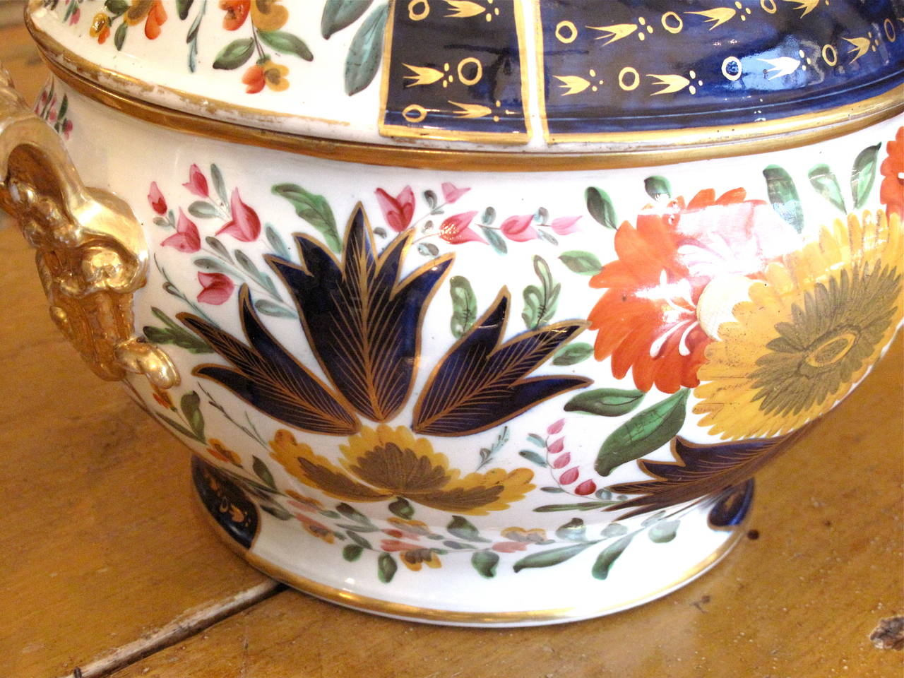 English Coalport “Thumb and Finger” Pattern Tureen For Sale