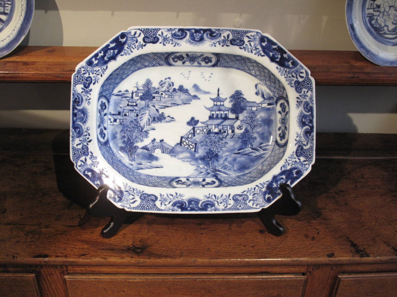 Large Chinese Export Octagonal Dish In Good Condition In Charlottesville, VA