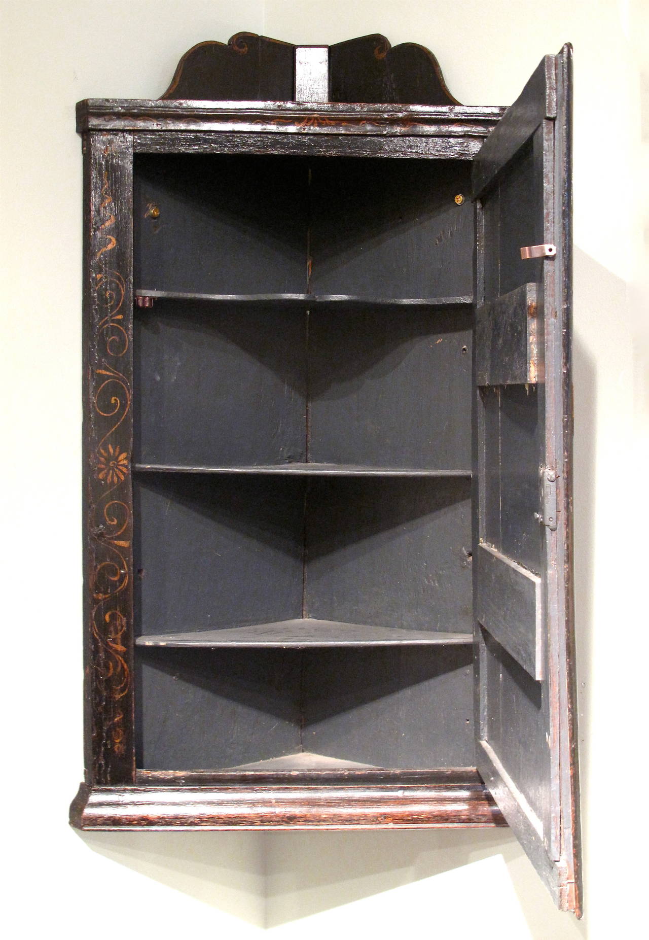 George II Black Japanned Hanging Corner Cabinet For Sale 3