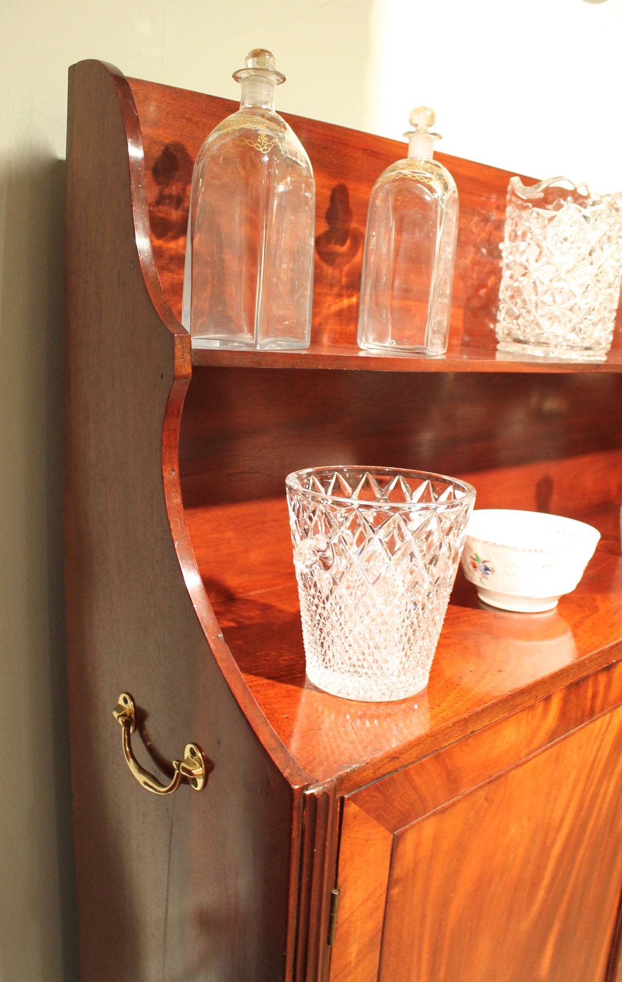 Regency Mahogany Étagère Cabinet In Excellent Condition In Charlottesville, VA