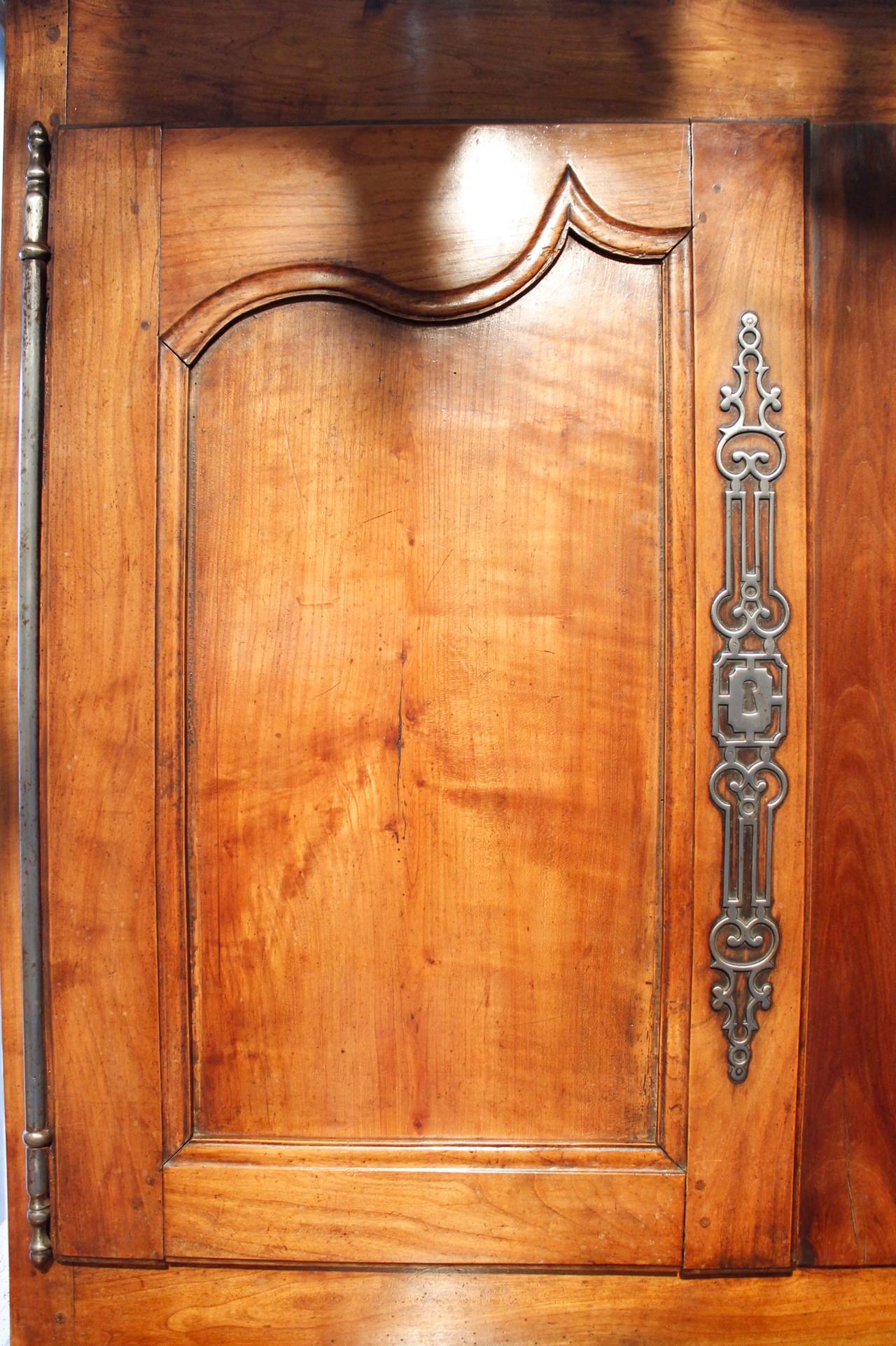 18th Century French Provincial Fruitwood Buffet à Deux Corps For Sale