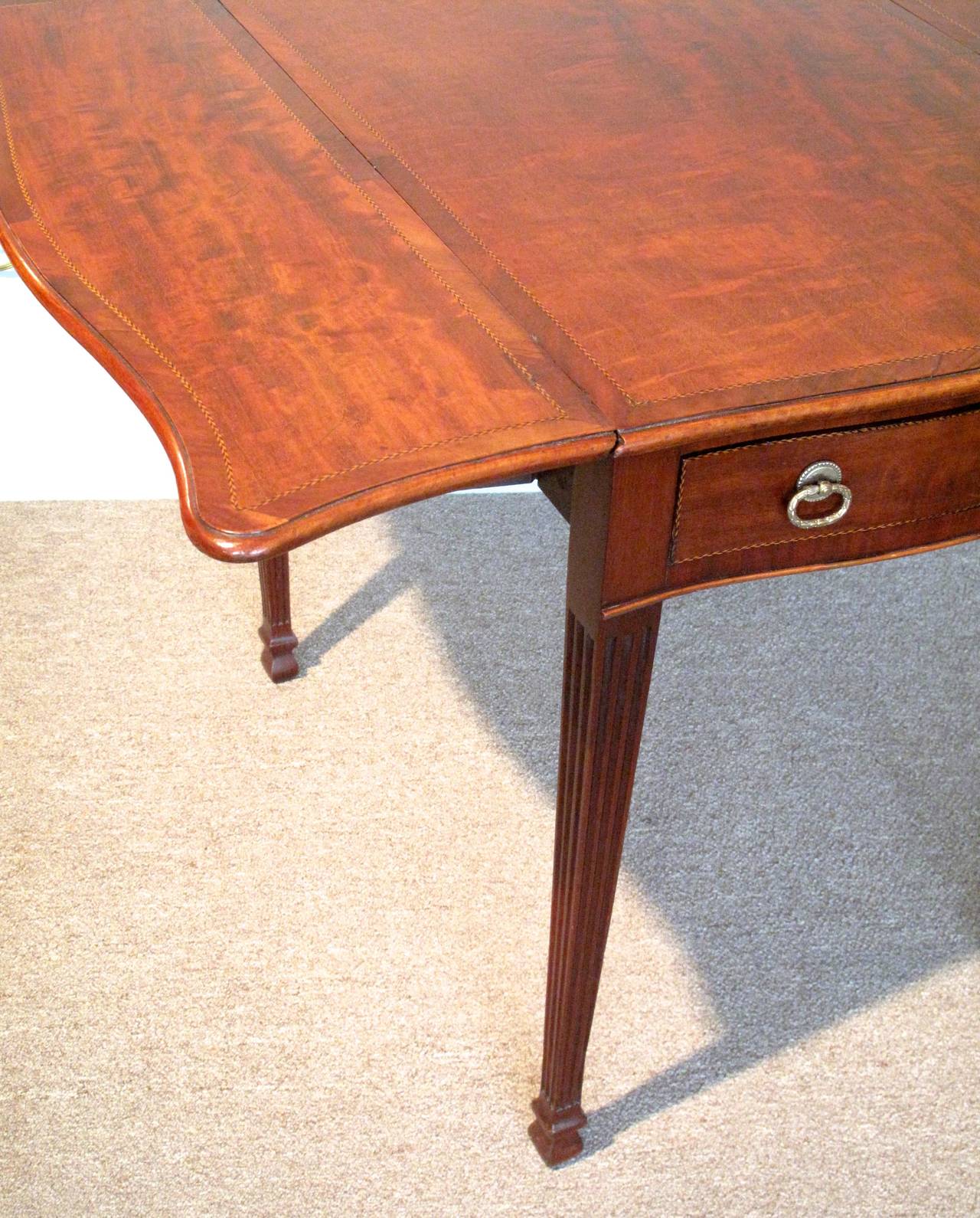 George III Serpentine Inlaid Mahogany Pembroke Table, 18th Century For Sale 5