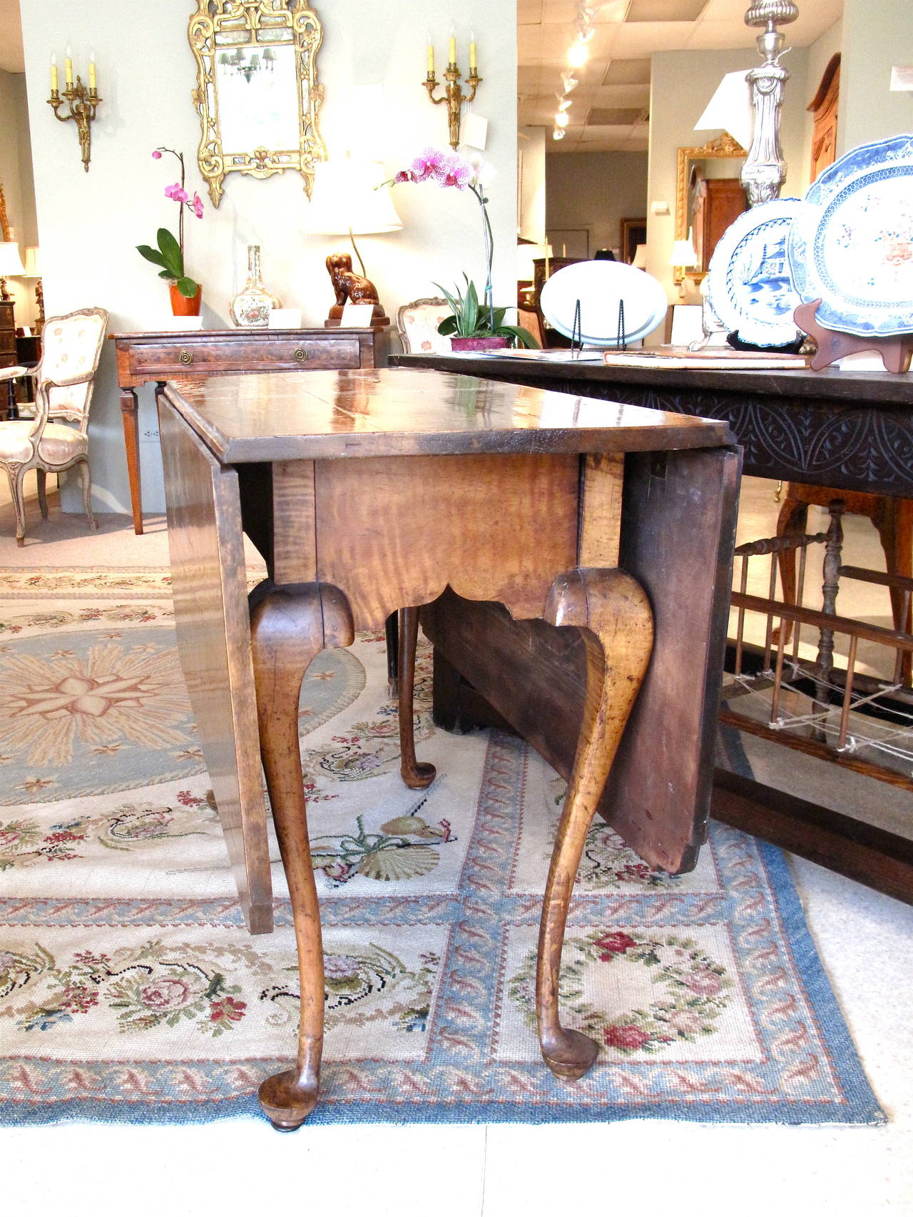 New England Tiger Maple Drop-Leaf Table For Sale 3
