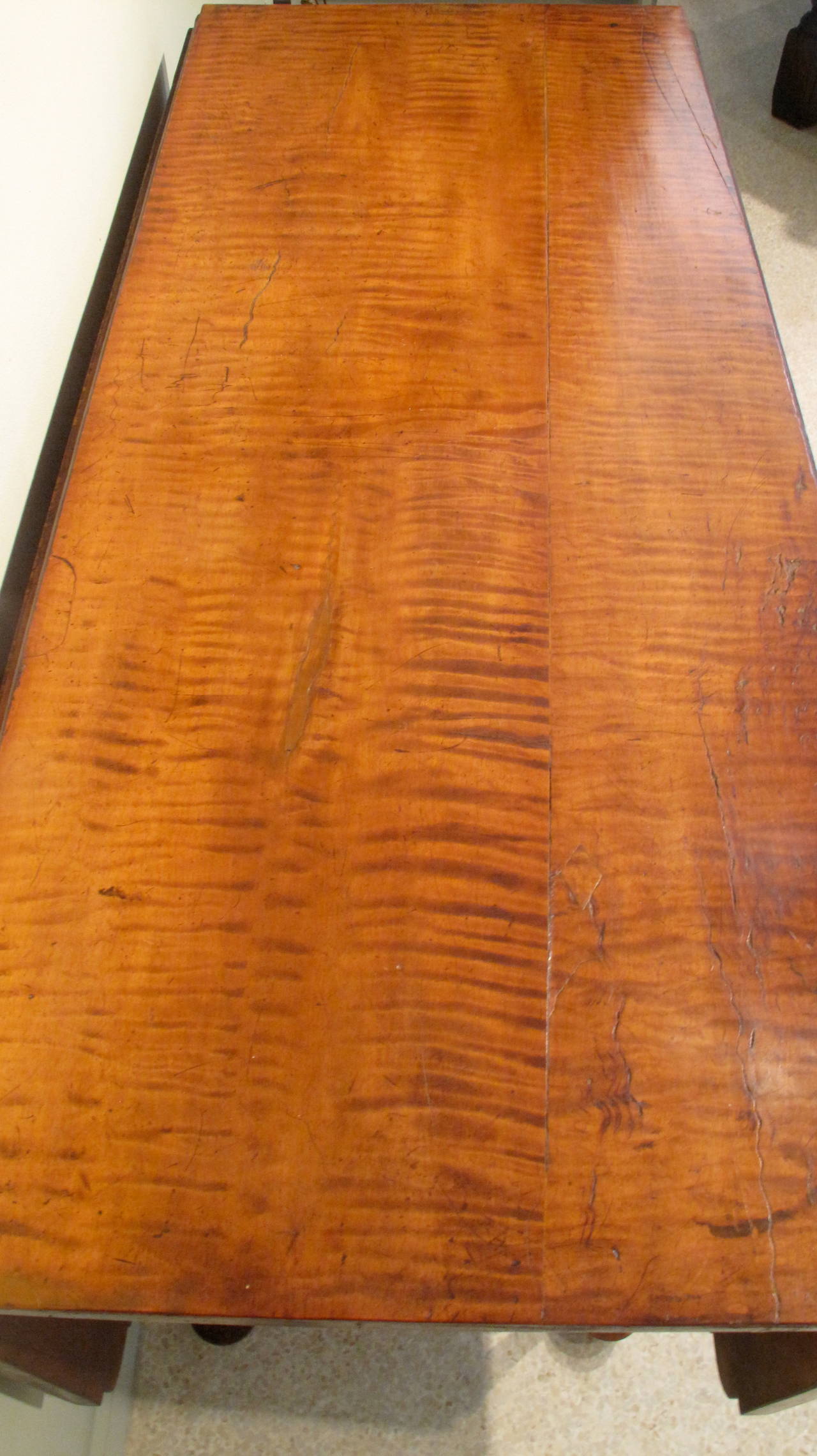 New England Tiger Maple Drop-Leaf Table In Good Condition For Sale In Charlottesville, VA