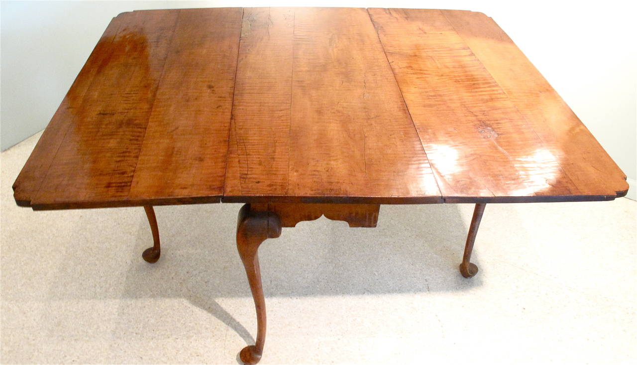 New England Tiger Maple Drop-Leaf Table For Sale 1