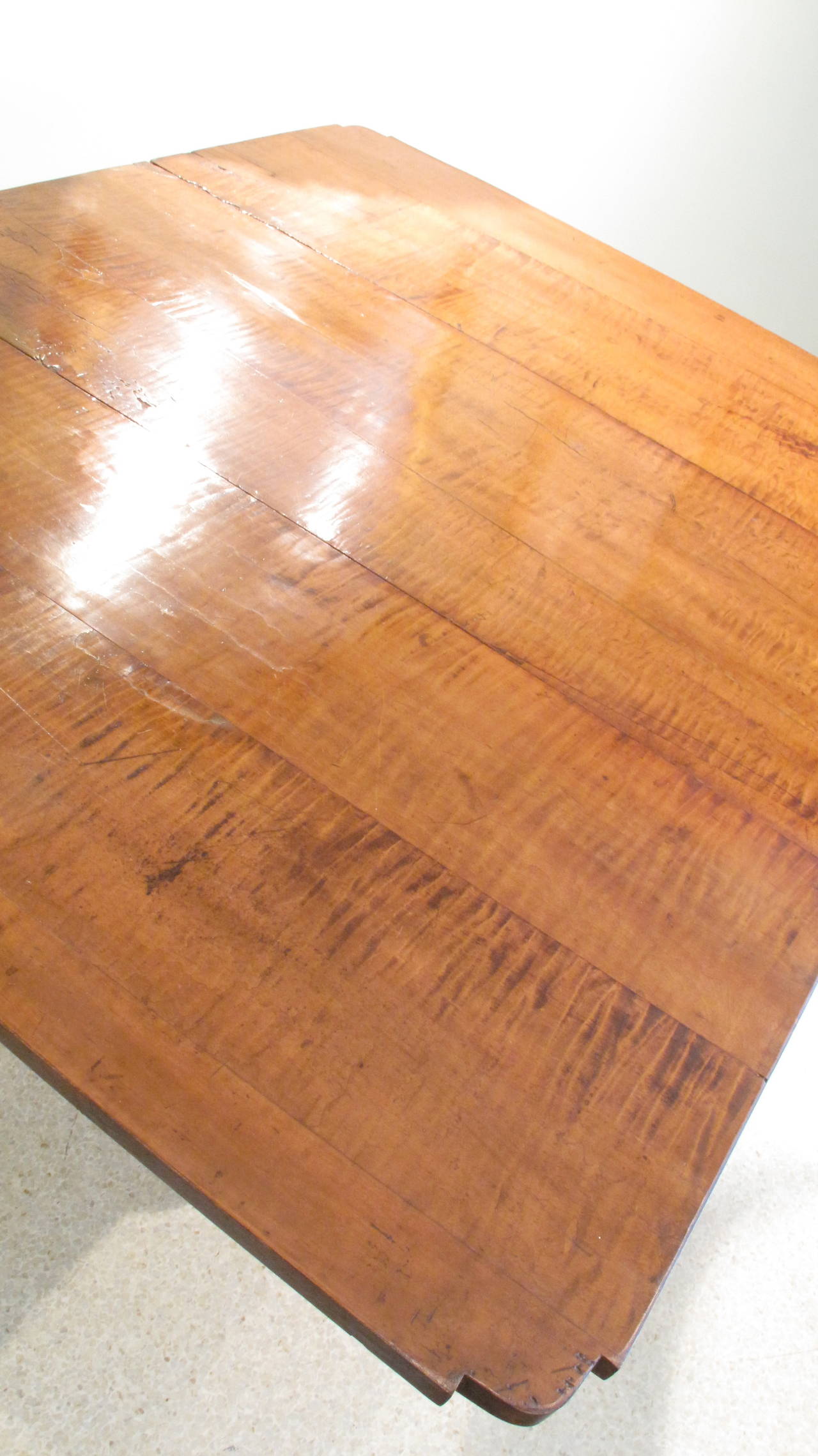 18th Century New England Tiger Maple Drop-Leaf Table For Sale