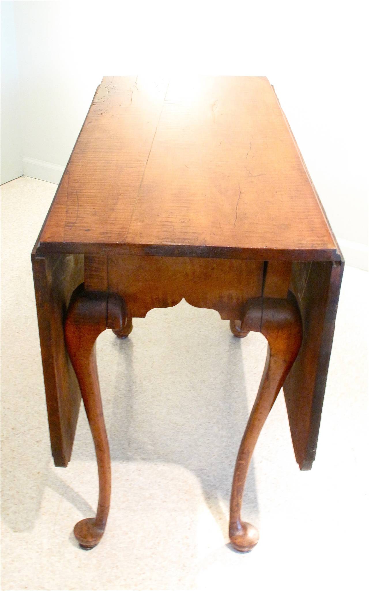 American New England Tiger Maple Drop-Leaf Table For Sale
