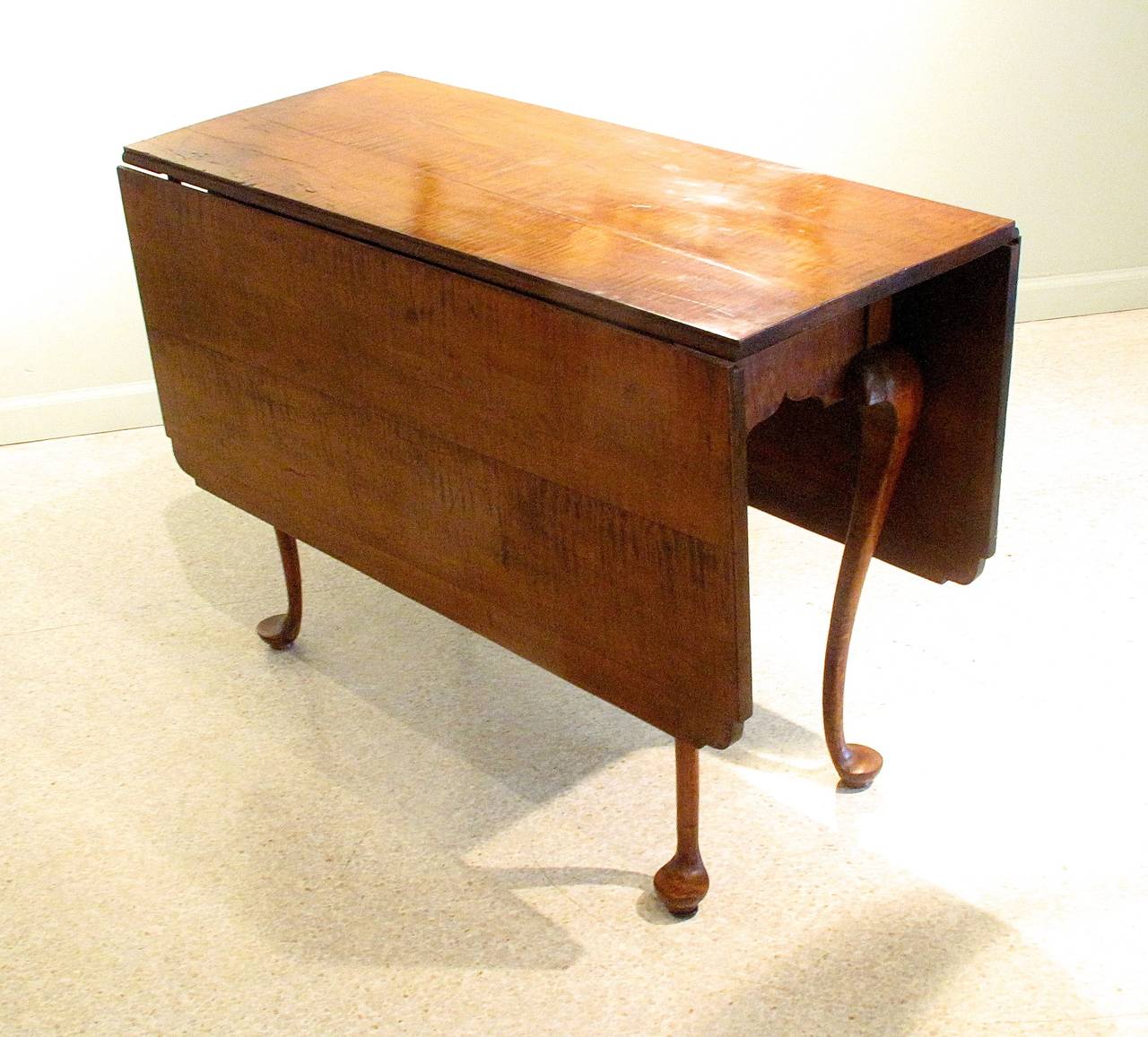 Federal New England Tiger Maple Drop-Leaf Table For Sale