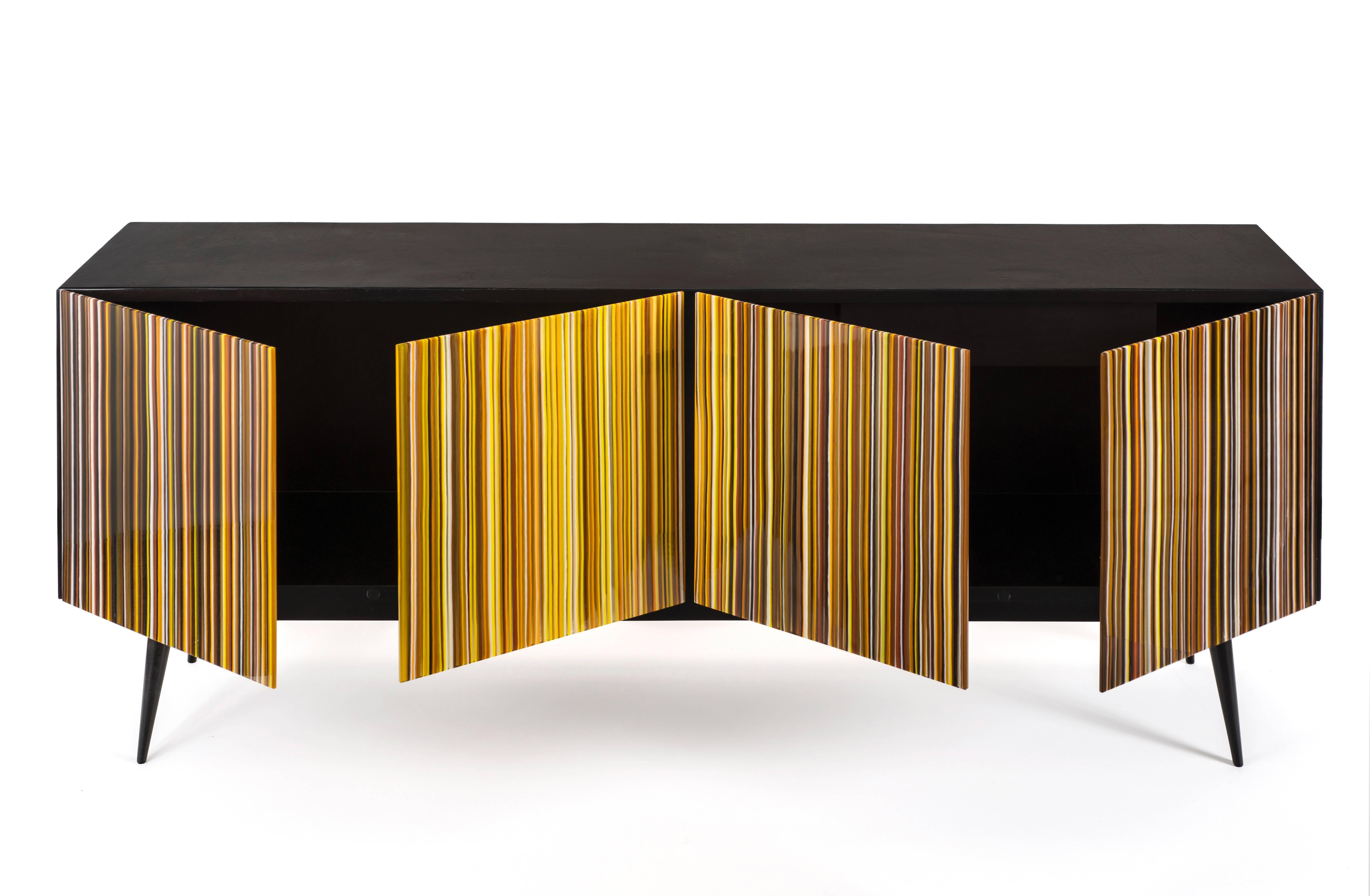 Die Buff-Heyyy ist eine Kredenz im Retrostil, die von Orfeo Quagliata in Collaboration mit Taracea Furniture entworfen wurde. Ein Objekt aus geschmolzenem Glas, das mit der exklusiven Barcode-Technik hergestellt wurde. Das Retro-Design von