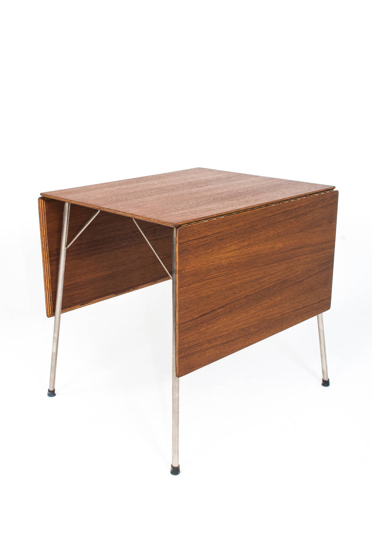 Arne Jacobsen. Table with leaves, model 3601. Teak top, chrome-plated steel.

Produced in 1953 by Fritz Hansen.

Folded out 140 cm.

Beautiful refinished condition.