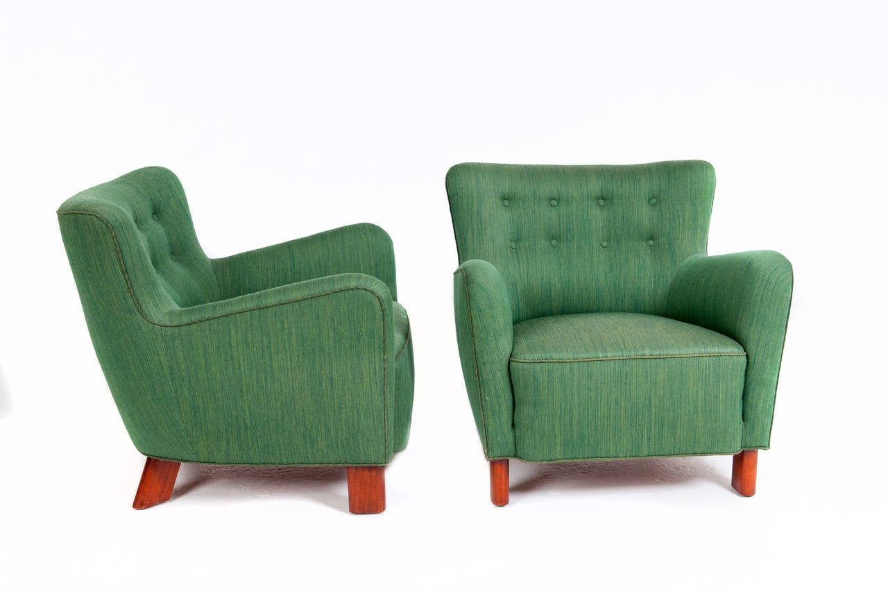 A pair of Fritz Hansen easy chairs, model 1669. 

Beech and fabric.

Very good original condition.